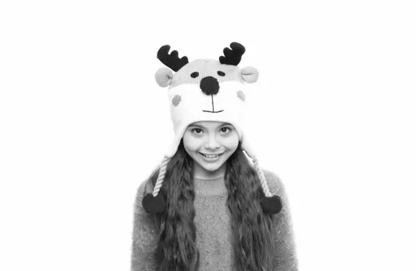 Μικρό κορίτσι με πλεκτό καπέλο και γάντια ταράνδου. Χριστουγεννιάτικη δραστηριότητα. παιδικό άνετο πουλόβερ που απομονώνονται σε λευκό. κρύος χειμώνας. ζεστά ρούχα και αξεσουάρ μόδας για παιδιά. Χαρούμενη παιδική ηλικία — Φωτογραφία Αρχείου