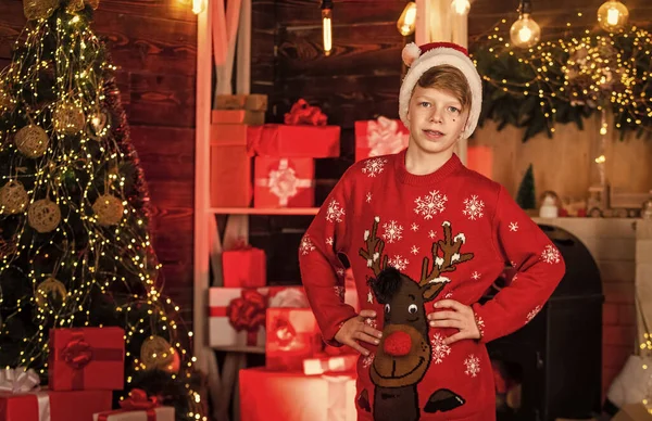 Дивовижний стиль. Щасливі зимові свята. Наближається Різдво. Улюблений светр. Маленький хлопчик. Маленький хлопчик у червоному капелюсі Санти. Новорічна вечірка. Діти Санта-Клауса. Різдвяні покупки. Концепція різдвяного настрою — стокове фото