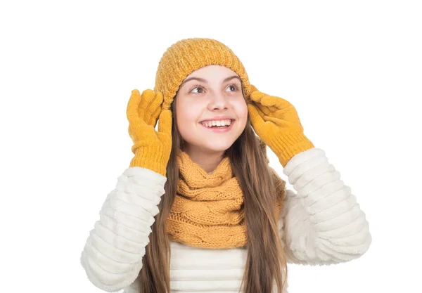 가을 스타일. 따뜻 한 옷. 겨울 옷을 입은 행복 한 십 대 소녀. 어린 시절 의행 복. — 스톡 사진