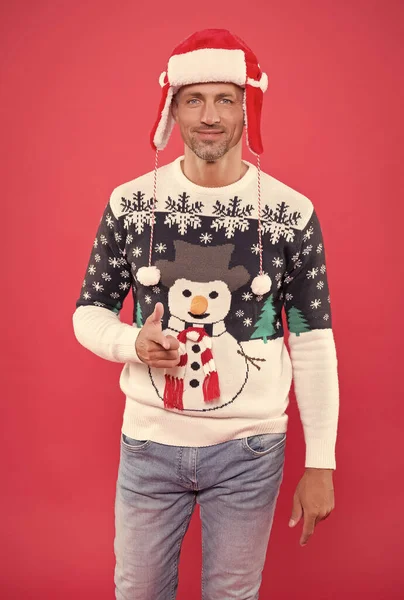 Férfi pulóver és kalap kívánunk boldog új évet és boldog karácsonyt készen áll, hogy megünnepeljük party szórakoztató és öröm tele karácsonyi ajándékok, férfi téli divat — Stock Fotó