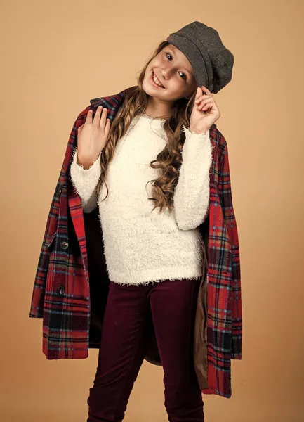 Έφηβος κορίτσι με μακριά σγουρά μαλλιά φορούν μοντέρνο καπέλο και καρό σακάκι, γαλλική μόδα — Φωτογραφία Αρχείου