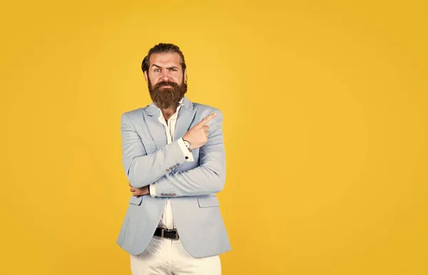 Mâle avec barbe ayant un look formel. beauté masculine et mode. bel homme avec une moustache. veste d'usure hipster mature barbu. homme d'affaires confiant a coiffure à la mode. espace de copie — Photo