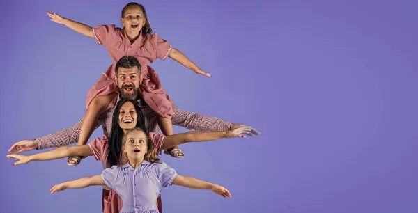 Anne ve baba, neşeli küçük kızları ve aileleriyle vakit geçirirler. — Stok fotoğraf