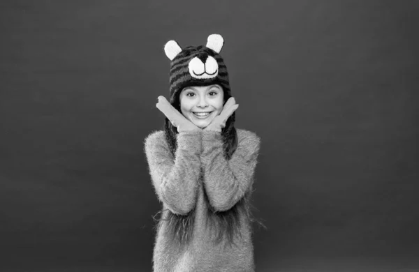 Qué gran sorpresa. sentirse cómodo y acogedor en cualquier clima. vacaciones de invierno y vacaciones. Niño con gorro y orejeras. niño en jersey de punto. Feliz infancia. feliz adolescente chica usar ropa de abrigo —  Fotos de Stock