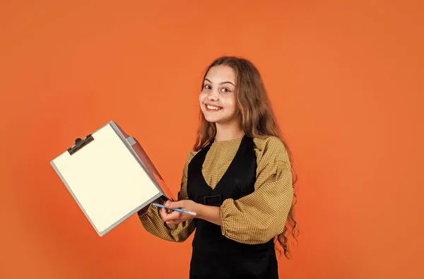 교양있는 어린 소녀가 서류철, 교육 문서를 가지고 일하는 모습 — 스톡 사진
