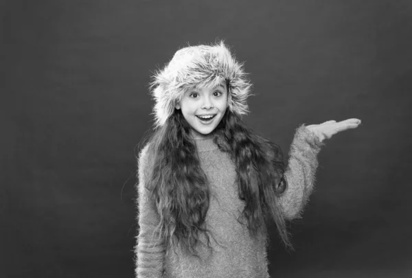 Niño sorprendido vistiendo ropa cómoda para el pronóstico del tiempo frío en vacaciones de Navidad de invierno y vacaciones presentando el producto, sorpresa —  Fotos de Stock