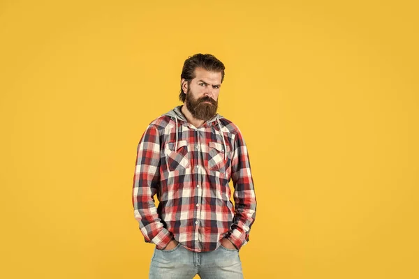 Maturo bell'uomo in camicia a scacchi ha la barba sul viso, moda — Foto Stock