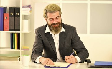 İyi iş çıkardın. İş adamı. Ofisteki iş adamı. Ofiste çalışırken çalışanlar. Virüs salgını sırasında evden çalışıyor. Yakışıklı bir CEO portresi. Ofiste meşgul, olgun bir adam.