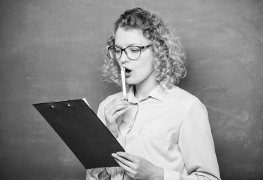 Edebiyat öğretmeni kompozisyon okudu. Etkileyici özgeçmişini oku. Okul projesi. Öğretmen ödevlerini kontrol ediyor. Akıllı kadın tablet belgeleri tutuyor. Kişisel profilini oku. Başvuru sahiplerinin tahmini denemesi