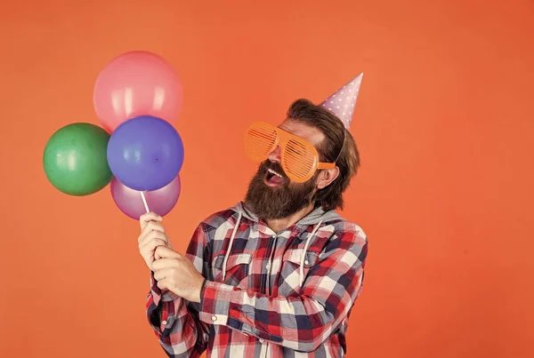 Podoba mi się to. stylowy mężczyzna bawiący się w urodziny. Brodaty człowiek świętuje święto. rocznica. niespodzianka dla niego. Menedżer imprezy z prezentem. Dojrzałe facet w kratkę koszula z strona balony — Zdjęcie stockowe