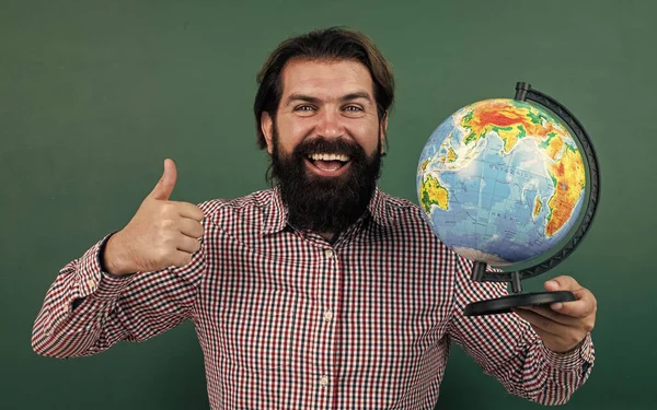 地理的世界地理的学校教育を見るチェッカーシャツを着た幸せな髭の男 — ストック写真