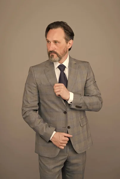 Ik heb een Winnaars Attitude. Volwassen man in formele stijl. Fashion look van zakenman. Kantoorstijl. Zakelijke kleding. Mode kleerkast. Een mannenwinkel. Koop exclusieve formele kleding. baard man grijs achtergrond — Stockfoto