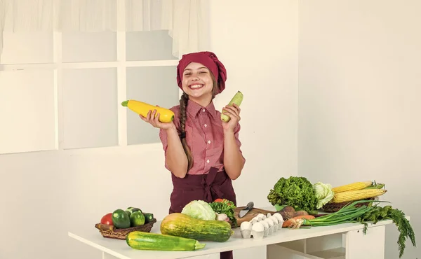 Glücklich Mädchen halten Mais oder Mais, Vitamine — Stockfoto
