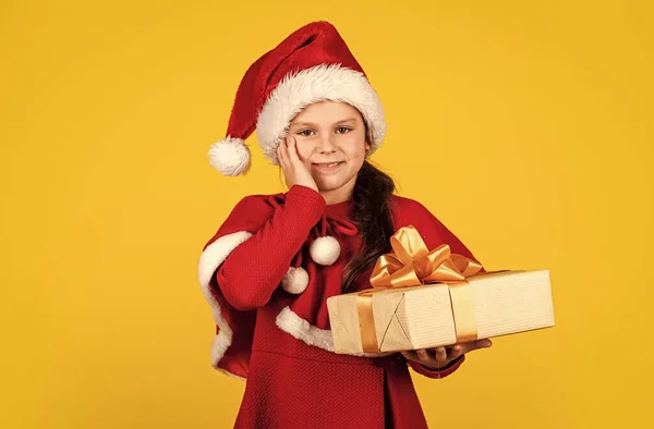 Grande presente. Grande venda de Natal. criança santa chapéu segurar caixa de presente. conceito de dia de boxe. tudo o que eu sonho. Feliz Ano Novo. férias de inverno e alegria de xmas. desconto de compras sazonais. menina pequena levar presente — Fotografia de Stock