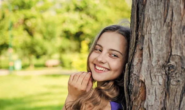 Alltid leende. Glad flicka ler mot trädet på sommaren landskap. Tandhälsa. Munvårdsprodukter. Tänder bryr sig. Barntandvård. Följ munhygien — Stockfoto