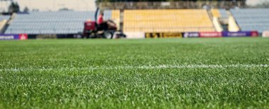 Açık stadyumdaki yeşil çimenler, seçici odak noktası. Spor ve oyunlar. sağlıklı yaşam tarzı.