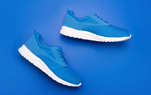 파란색 배경, 신발 가게에서 훈련하기 위한 신발 한 켤레 — 스톡 사진