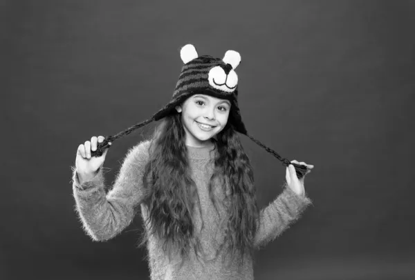 Es hora de divertirse. Niño con gorro y orejeras. niño en jersey de punto. Feliz infancia. chica adolescente feliz usar ropa de abrigo. sentirse cómodo y acogedor en cualquier clima. vacaciones de invierno y vacaciones — Foto de Stock