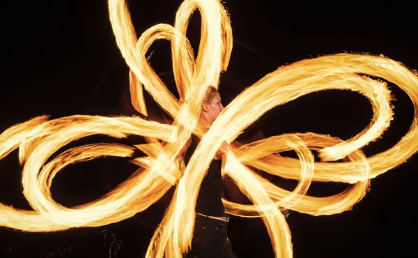 Sensual artista mujer realizar senderos giratorios ardientes girando pois llameante durante la actuación de fuego en la oscuridad de la noche al aire libre, patrón —  Fotos de Stock