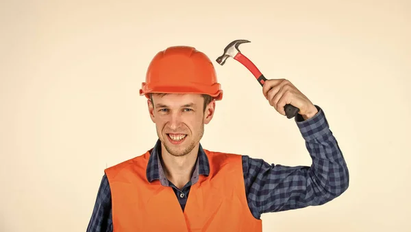 Homem mestre reparação batendo própria cabeça garra martelo, conceito blockhead — Fotografia de Stock