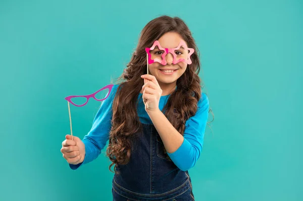 Festeggiamo. bambino con lunghi capelli ricci su sfondo blu. — Foto Stock