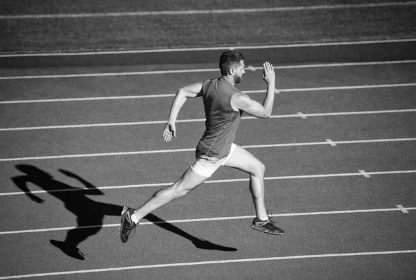 Chlapík sprint běží od začátku do konce s úspěchem a rychlostí, anaerobní zatížení — Stock fotografie
