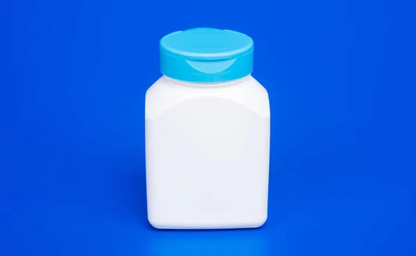 식품 보충제 하얀 병, 파란 배경에 있는 비타민 — 스톡 사진