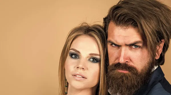 Coppia innamorata di uomo barbuto e donna sexy abbraccio, relazione — Foto Stock