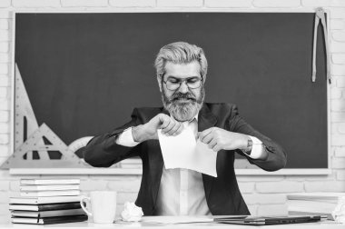 Gençler için modern eğitim. Öğretmen geleneksel ve modern konular. Sıkı çalış. Bedava eğitim al. Herkes için okul eğitimi. Hemen yenile. Özel okul reklamları kayıt sayısını artırdı