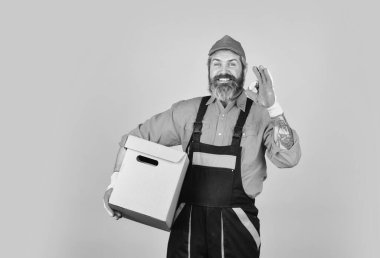 Sevkiyat. Alışverişe. Bekarlığa veda günü. Zorla taşınmak. Kurye adam kutuları tutar. Harekete hazırlanın. Kiralık ev. Hippi gidiyor. Hareketli rutin. Paketleme işleri. Teslimat servisi. Yükleyici