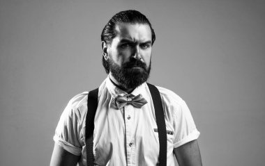 Resmi giyinmiş zarif, vahşi bir adam. Saçları bakımlı, kuaförü var.