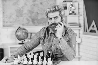 Özel ders veriyoruz. Turnuva stratejisi Okul panosu eğlencesi. Öğretmen antrenman dersi alıyor. Eğitim konsepti. Adam entellektüel oyun oynuyor. Akıllı adam satranç oynar. Satranç taşlı satranç tahtası