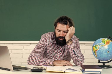 Enerji uykusu. Konuyu öğrenmek. Okula dönüyorum. Öğretmenler günün kutlu olsun. Sakallı vahşi adam kostüm giyiyor. gayri resmi eğitim. Erkek öğrenci ders sırasında sınıfta oturur. Sınavı geç.