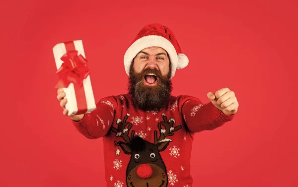 メリークリスマス。クリスマスのサプライズ伝統。暖かさを広げる。プレゼントを開けなさい。クリスマスプレゼント。ボクシングの日だ。落ち着いて冬を続けてください。繁栄と幸福。ショッピングコンセプト。サンタクロースの髭男 — ストック写真