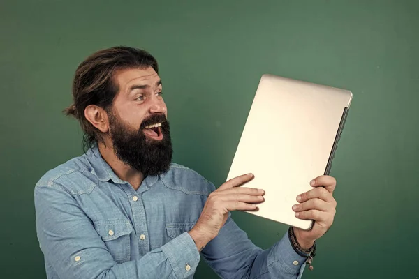 Beau mec avec barbe et moustache montrant papier de document pour prendre des notes, espace de copie, publicité — Photo