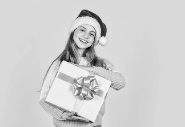 Small girl santa at yellow background. xmas party celebration. happy new year. christmas shopping online. time for discount. smiling kid hold purchase. presents and gifts from santa claus — Stock Photo, Image