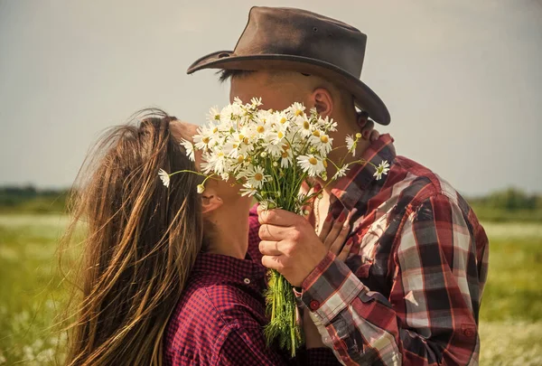 Férfi és nő miután romantikus dátum mák virág mező gitár zene és bor, szerelem — Stock Fotó
