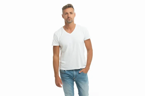 Sério bonito homem no casual tshirt manter mão no bolso isolado no branco, cara — Fotografia de Stock