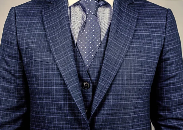 Ταιριαστή γραβάτα με κοστούμι. Μπλε κοστούμι με κλασική γραβάτα. Συλλογή από γραβάτες. Ανδρικό αξεσουάρ μόδας. Τυπικό στυλ. Επαγγελματική συνάντηση. Οι βούλες θα φωτίσουν την ενδυμασία του γραφείου σου. — Φωτογραφία Αρχείου