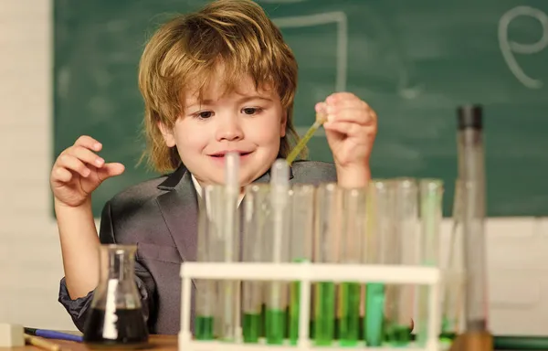 Хлопчик використовує мікроскоп для тестування хімії шкільних класів. Малюк вивчає хімію. Біотехнології та фармація. Геніальний учень. Хімічний аналіз. Наукова концепція. Wunderkind експериментує з хімією — стокове фото