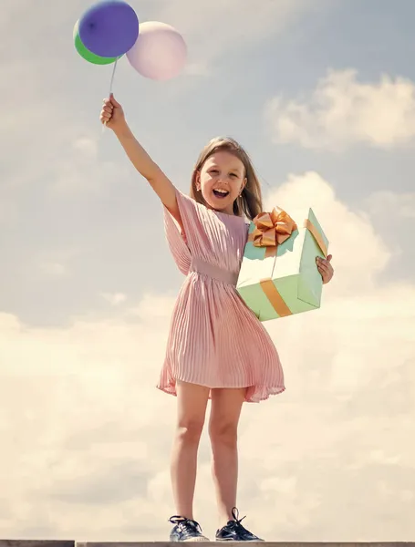 Balonlu mutlu çocuk ve bayram hediyesi, alışveriş — Stok fotoğraf
