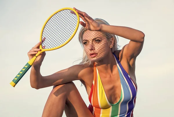 身穿泳衣的性感女人为海滩羽毛球手握球拍，夏天 — 图库照片