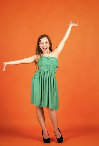 Šťastný dítě s velkou náladou v šatech, štěstí — Stock fotografie