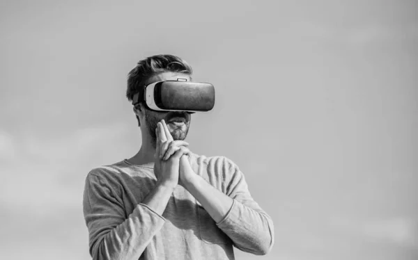 Macsó férfi visel vezeték nélküli VR szemüveget... férfi valóság a digitális világban. Használj vr fejhallgatót. A fickó virtuális valóság szemüveg. szexi férfi ég háttér vr szemüveg. saját vállalkozást alapítani. Játssz virtuális játék — Stock Fotó