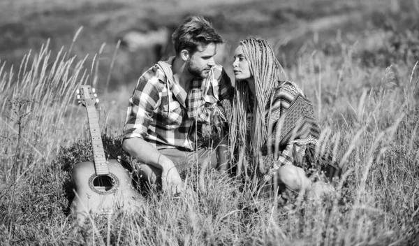 Liebe inspiriert sie. Freund und Freundin mit Gitarre. Romantischer Spaziergang. Romantische Lieder. Frische Luft und pure Gefühle. Wanderromantik. Schöne romantische Paar glücklich lächelnd Gesichter Natur Hintergrund — Stockfoto