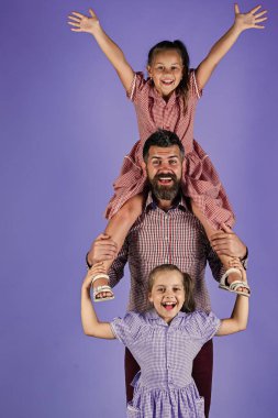 Baba ve çocukları evde eğleniyorlar. Tatilleri birlikte kutlarız. Sevgi ve destek