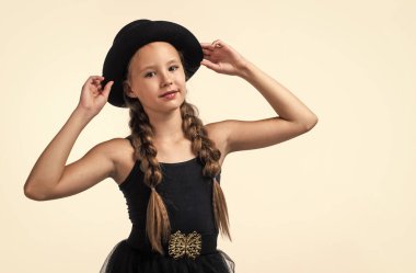 Geçmişi olan şık bir çocuk beyaz tenli, stil sahibi