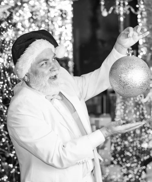 Sprankelende versieringen. Thuis versieren. Kerstsfeer. Kerstversiering. De kerstman. Volwassen man met witte baard. Opa met baard viert kerst. Soort opa met speelgoed — Stockfoto