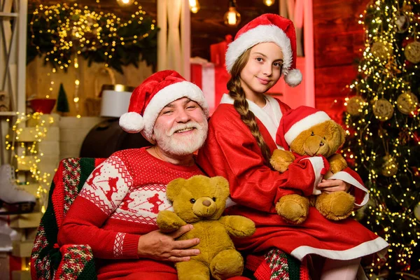 父と娘はクリスマスが大好きです。新年明けましておめでとう。おもちゃじゃない。クリスマスの幸せと喜び。子供のために。休日の週末。サンタの男と女の子。家のおじいちゃんと孫は — ストック写真