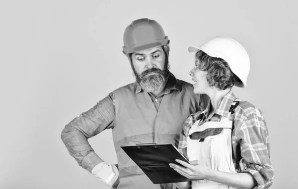 Ingenieros de pareja trabajando juntos en la construcción de planos. trabajos en obra o fábrica. Ingeniería civil. socio comercial industrial. trabajo y ocupación. seguro eléctrico y técnico —  Fotos de Stock